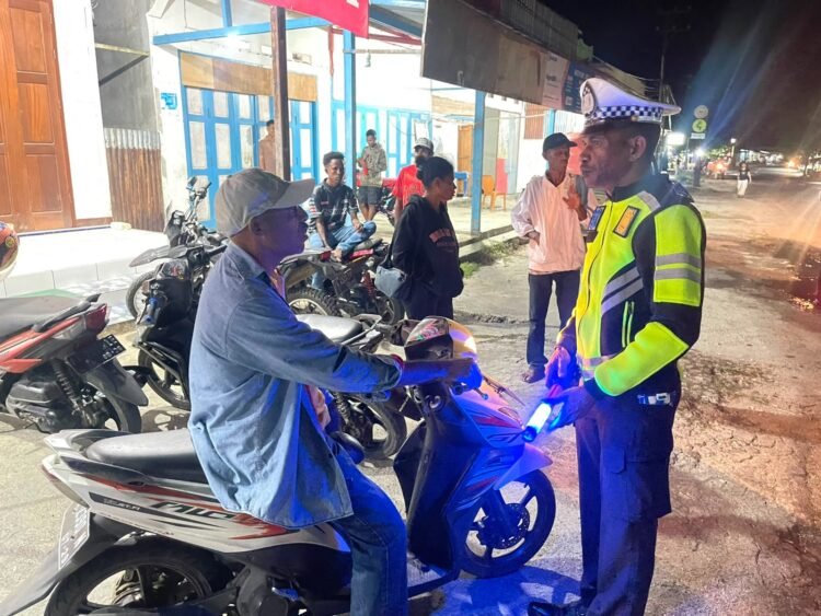 Patroli Blue Light di Malam Minggu, Satlantas Polres Waropen Jaring 35 Pelanggar, Berikan Edukasi Tertib Berlalu Lintas