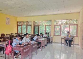 Bangun Kesadaran Pelajar, Bhabinkamtibmas Warsa Edukasi Siswa Cegah Karhutla dan Kenakalan Remaja