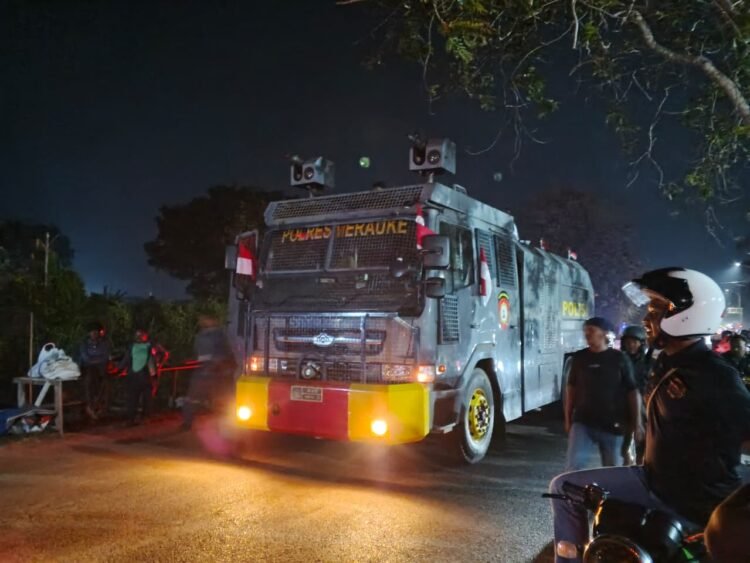 Dekat Bandara Mopah, Samapta Polres Merauke Bersama BPBD Bergerak Cepat Padamkan Kebakaran