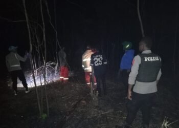 Cegah Api Meluas, Polsek Mandobo Bersama Damkar Padamkan Karhutla di Jalan Ambonggo