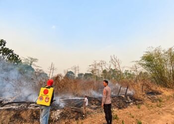 Sinergi Polri, TNI dan Warga, Kebakaran Lahan di Kampung Harapan Makmur Berhasil Dipadamkan