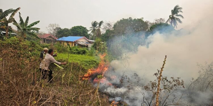 Respons Cepat Polsek Tanah Miring, Karhutla Dekat Permukiman Berhasil Dipadamkan