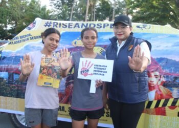 Karhutla Dekati Pemukiman, Polsek Tanah Miring Bersama Warga Bergerak Padamkan Api