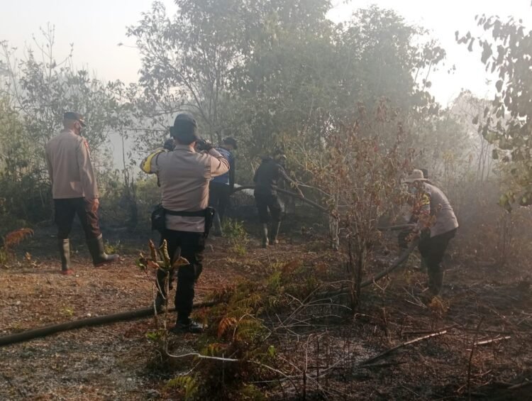 Respons Cepat Polri Bersama TNI dan BPBD, Karhutla di Padwa Sup Berhasil Dipadamkan