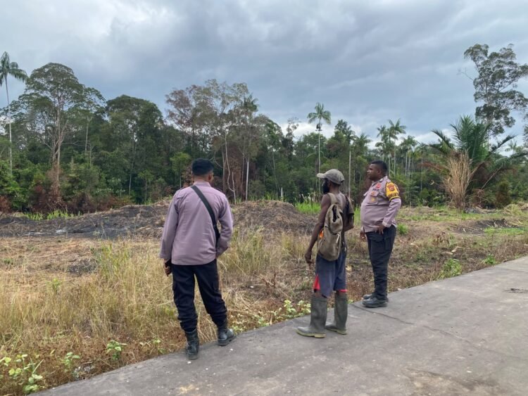Cegah Kebakaran, Sat Binmas Polres Boven Digoel Sambangi Warga dan Sampaikan Imbauan