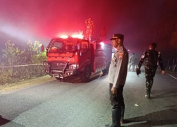 Gerak Cepat Tangani Karhutla, Kapolsek Yendidori Bersama Tim Gabungan dan AWC Padamkan Api di Kampung Padwa Pantai