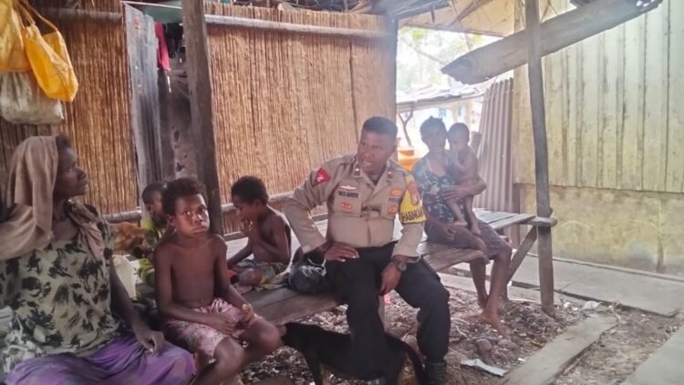 Sambangi Warga, Bhabinkamtibmas Kampung Padua Imbau Waspada Karhutla