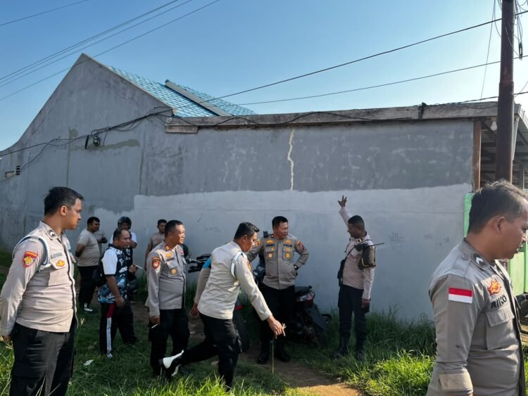 Respons Cepat Kebakaran di Jalan Natuna, Wakapolres Merauke Turun Langsung Bantu Penanganan