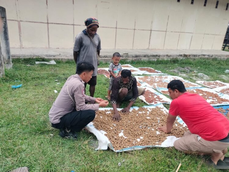 Sambangi Warga, Bhabinkamtibmas Bripka Yulianto Lepong Ajak Jaga Kamtibmas dan Cegah Karhutla