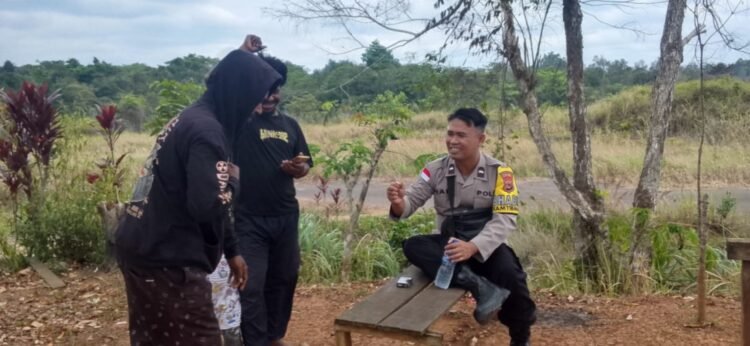 Bhabinkamtibmas Sambangi Warga Boven Digoel, Ajak Jaga Kamtibmas dan Waspadai Karhutla