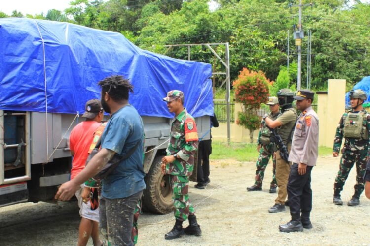 Jaga Kamtibmas Tetap Kondusif, TNI-Polri dan Satgas Gelar Sweeping di Senggi