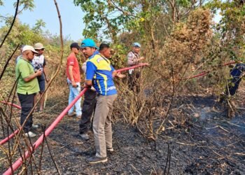 Gabungan Aparat Bersama Personel Polsek Kurik Padamkan Kebakaran Lahan di Kampung Wonorejo