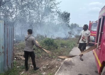 Polres Boven Digoel Bersama Damkar Padamkan Kebakaran di Jalan Beteop