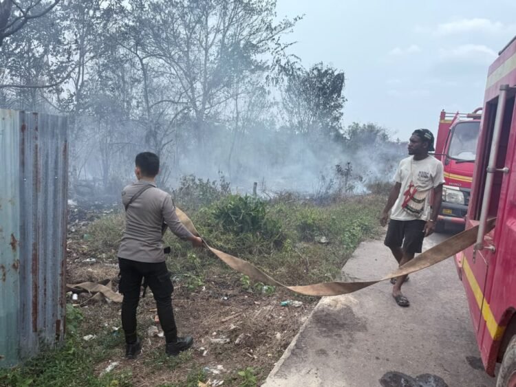 Polres Boven Digoel Bersama Damkar Padamkan Kebakaran di Jalan Beteop
