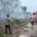 Polres Boven Digoel Bersama Damkar Padamkan Kebakaran di Jalan Beteop