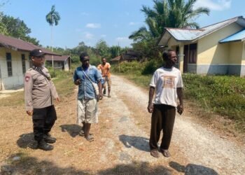 Bhabinkamtibmas Sambangi Warga di Kompleks Makam Bosowa, Ajak Cegah Kebakaran dan Jaga Kamtibmas