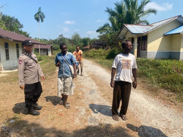Bhabinkamtibmas Sambangi Warga di Kompleks Makam Bosowa, Ajak Cegah Kebakaran dan Jaga Kamtibmas