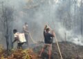 Karhutla Dekati Permukiman, Polsek Elikobel Bersama Warga Bergerak Padamkan Api