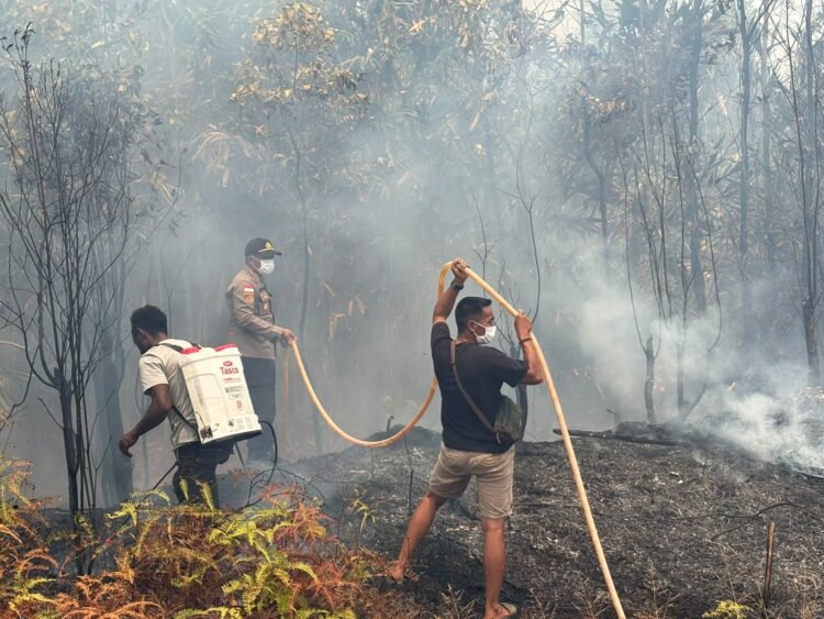 Karhutla Dekati Permukiman, Polsek Elikobel Bersama Warga Bergerak Padamkan Api