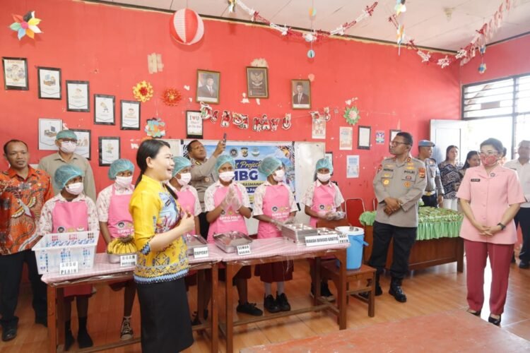 Polda Papua Uji Coba MBG Pola Prasmanan di SD Inpres Dok 8, Utamakan Gizi dan Edukasi